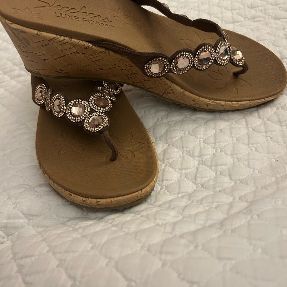 Skechers Tan Luxe Foam Wedge Sandals with Embellishments size 10 NWOT